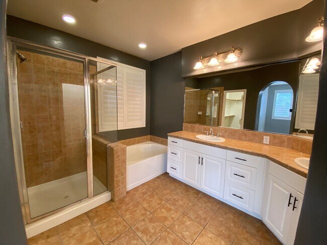 Building Photo - NW Visalia Home Rent Ready! !