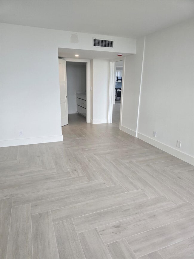 Building Photo - 328 N Ocean Blvd