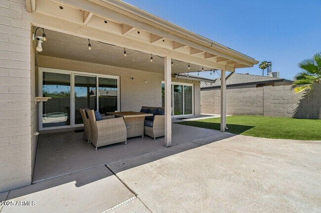 Building Photo - 2519 E Geneva Dr