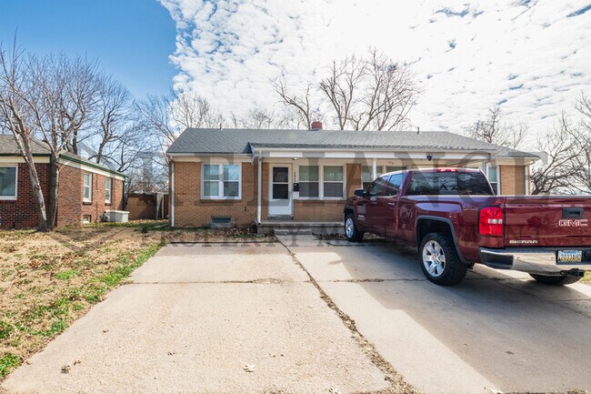 Building Photo - 2042 S Pinecrest St