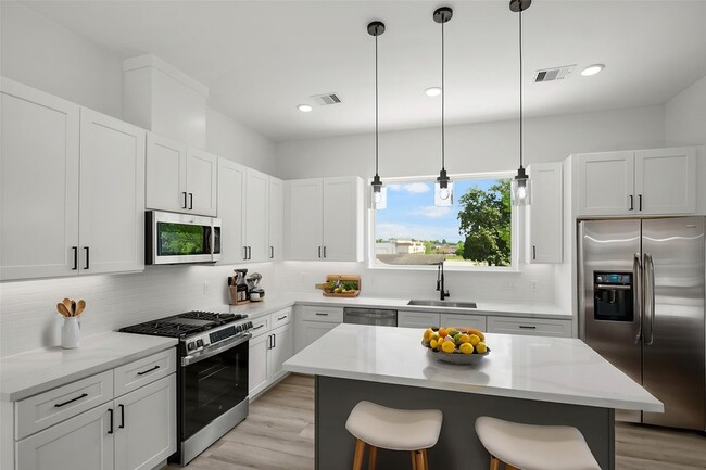 Building Photo - 870 W Little York Rd