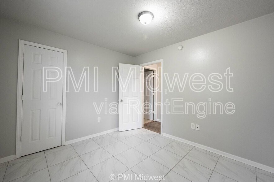 Building Photo - 3014 W 10th St