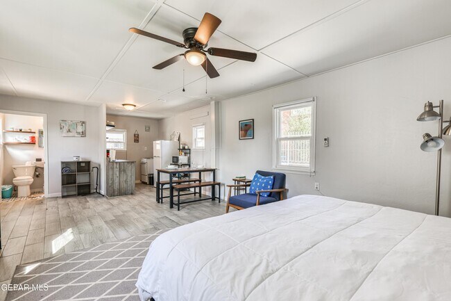 Building Photo - 2729 Pershing Dr