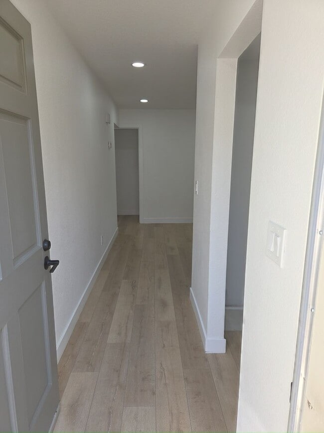 Building Photo - Top floor update 2 bed 2 bath condo in gre...