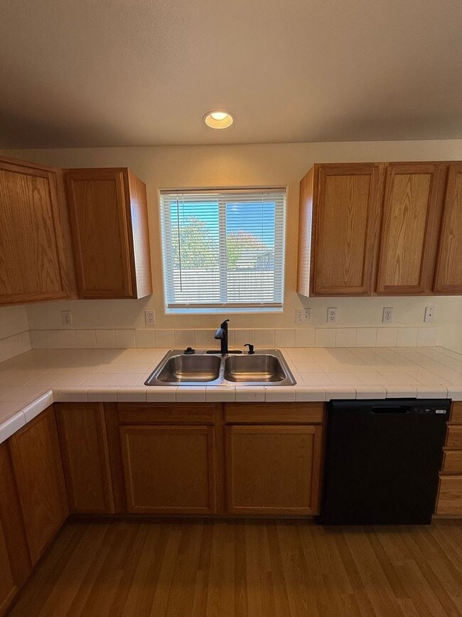 Building Photo - Charming 3 Bedroom 2 Bathroom Home in Quiet Neighborhood!