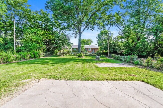 Building Photo - 933 Lebon Dr