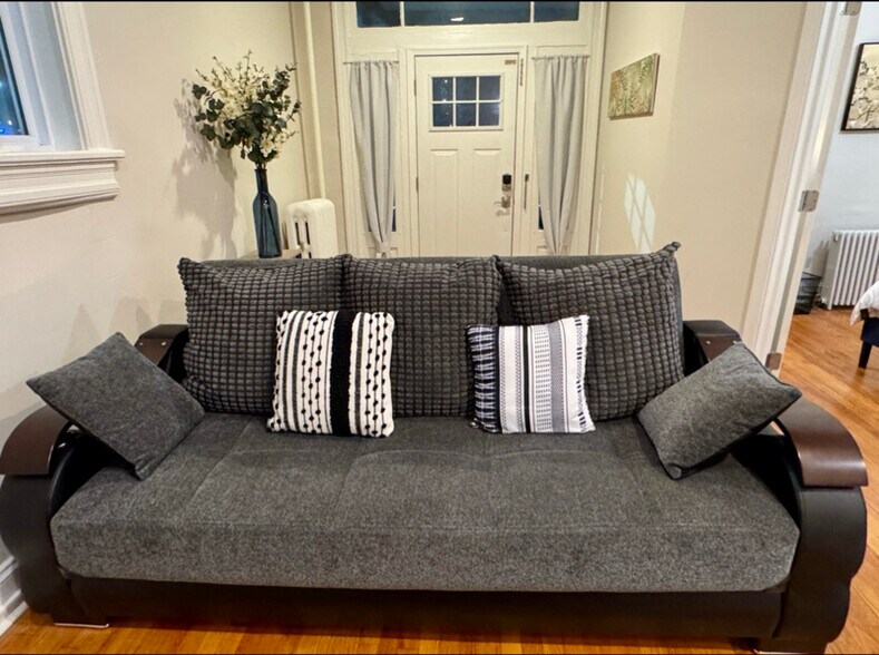 Building Photo - 101 E 33rd St