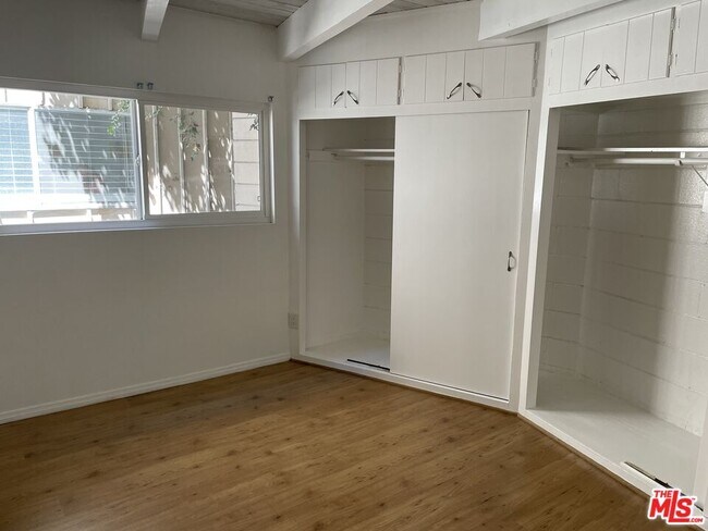 Building Photo - 2154 N Beverly Glen Blvd