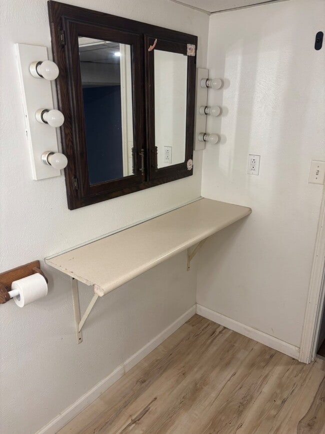 Building Photo - 213 Elm