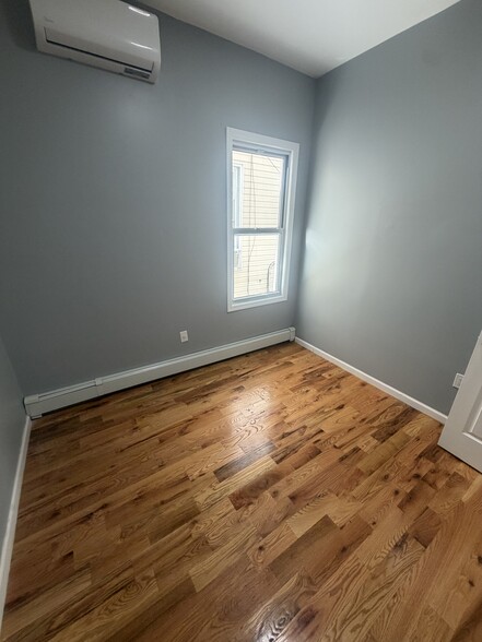Building Photo - 2776 Bainbridge Ave