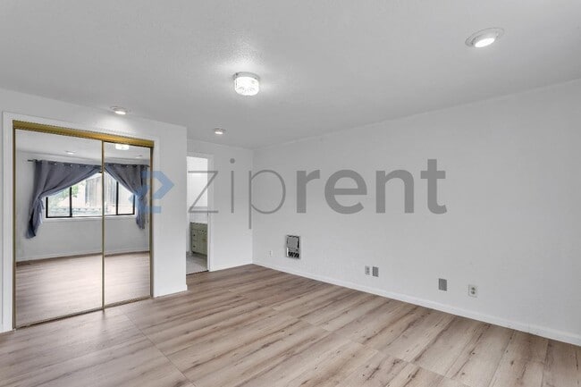 Building Photo - Unit B