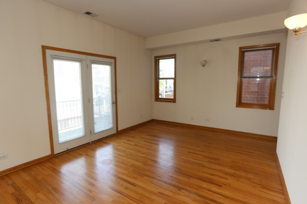 Building Photo - 824 W Buckingham Pl