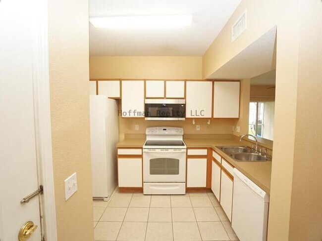 Building Photo - 3/2 Condo in Villages of Bloomingdale