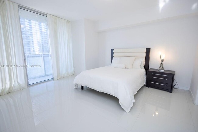 Building Photo - 475 Brickell Ave
