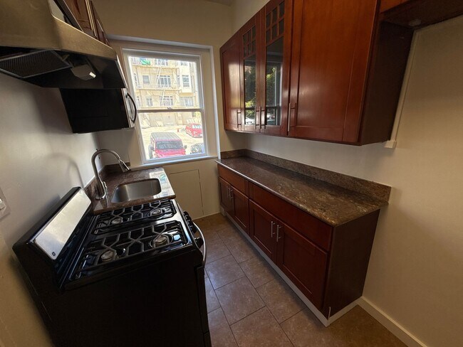 Building Photo - Epic REA- Spacious Flexible Plan 2 BR/1 BA...