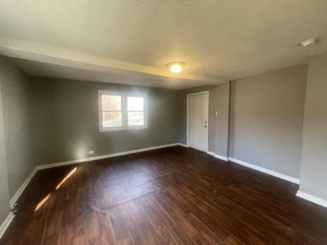Building Photo - Cute 2 bedroom 1 bathroom house with detached garage Available