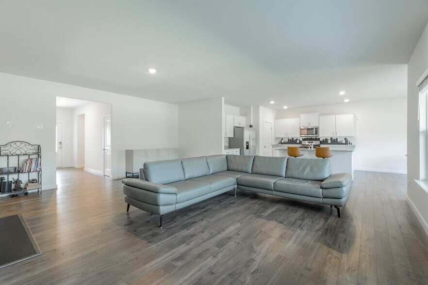 Building Photo - 10815 Upland Dr