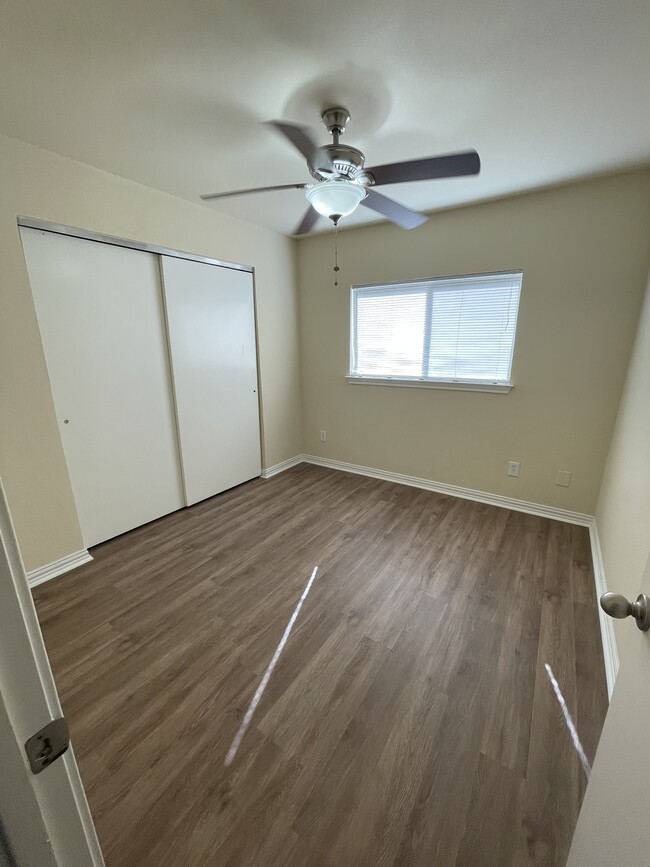 Side Bedroom - 2009 Bowie Ln