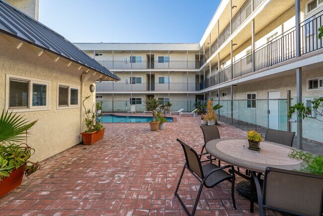 Building Photo - Fully remodeled 2BR/2BA Condo in prime West Hollywood!