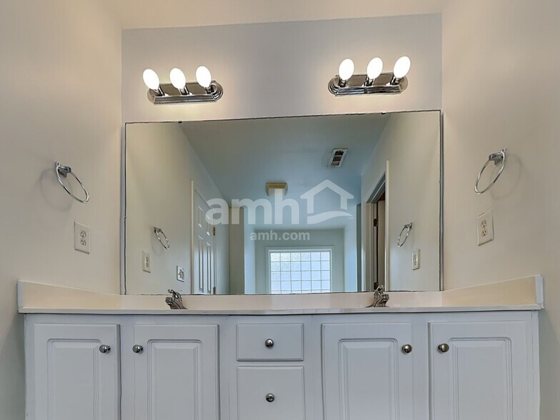 Building Photo - 815 Brookhannah Ct