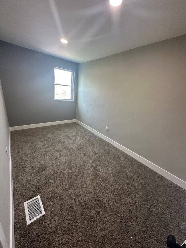 Building Photo - Renovated 3 Bed, 1 Bath townhome