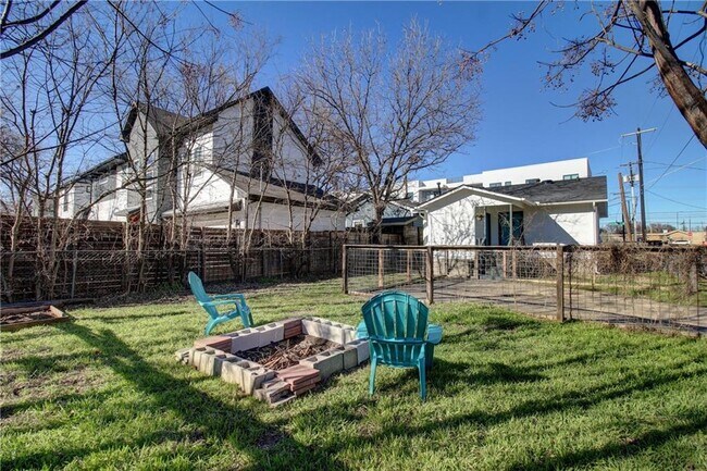 Building Photo - 2717 Santa Rosa St