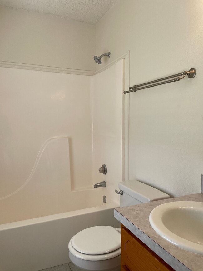 Building Photo - Cute 2 bed/2 bath/2 car garage in a great ...