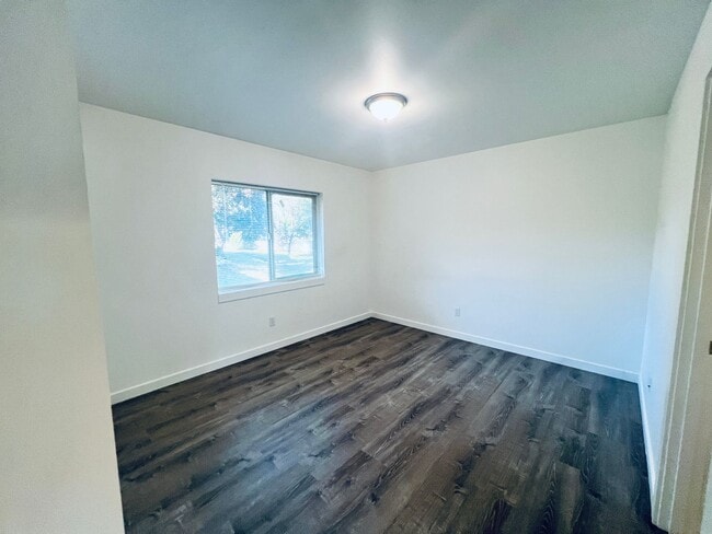 Building Photo - Almost new 3 bedroom, 3 bath Townhome
