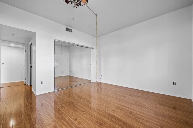 Building Photo - Amazing 2 Bed Condo in Noho!