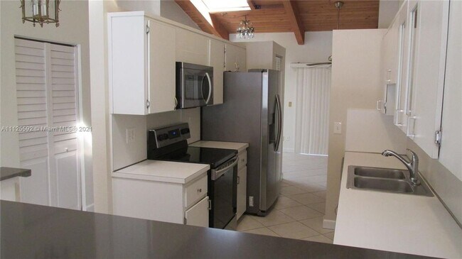 kitchen - 2753 S Parkview Dr