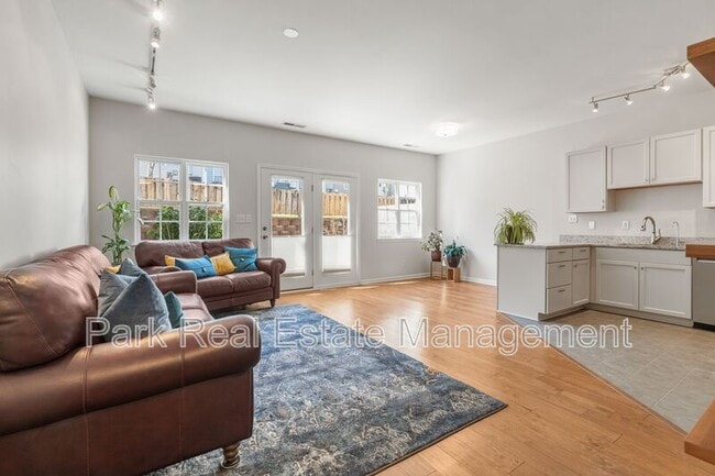 Building Photo - 285 Plaza Dr