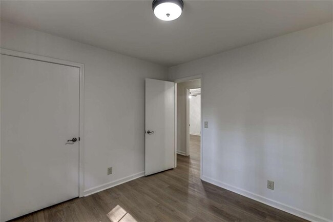 Building Photo - 1373 W Prospect Dr NE
