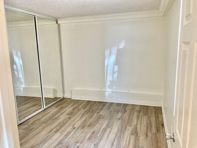 Building Photo - 1 Bed/1 Bath Pacific Beach
