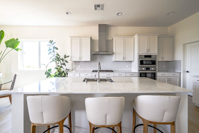 Building Photo - Stunning 3-Bedroom Home with Mountain Views in Tessera