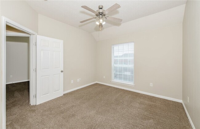 Building Photo - 1001 Krenek Tap Rd