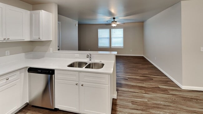 Building Photo - Luxury 3 Bedroom 2 Bathroom Duplex with 2 ...