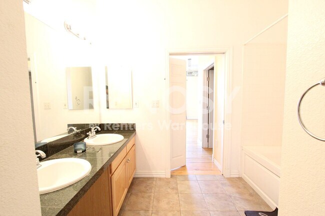Building Photo - Spacious Penthouse Loft Garage Parking Included in Price!  - 3rd and Broadway in the Heart of Den...