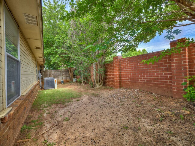 Building Photo - Gated Community + Large Duplex in NW OKC f...