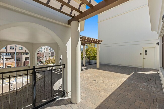 Building Photo - Stunning Marina District 2 Bedroom + a Lof...