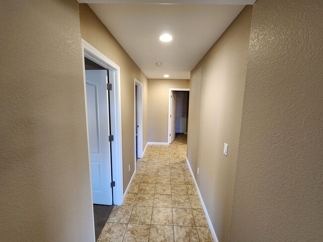 Building Photo - 4 Bedroom Home with 3 Car Garage in Dayton-Riverpark