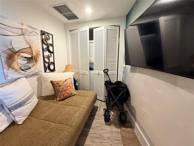 Building Photo - 121 NE 34th St