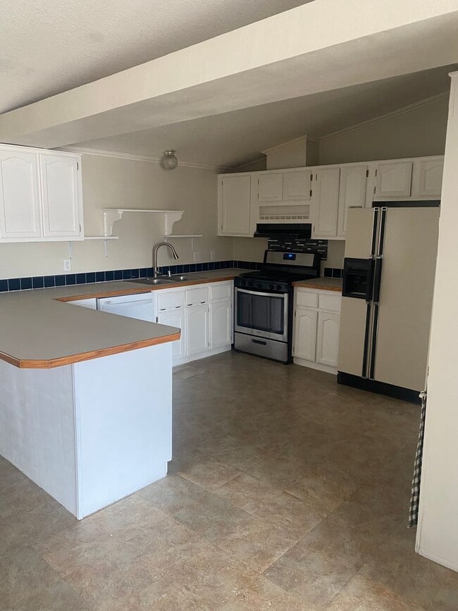 Building Photo - 4 Bedroom Single Family Home!