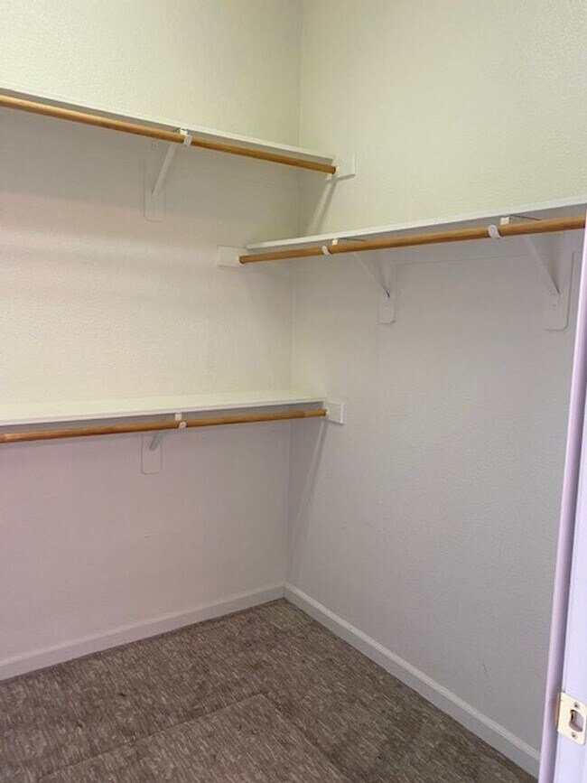 Building Photo - Huge 3 Bed 2 Bath + Den Golf Course Hom...