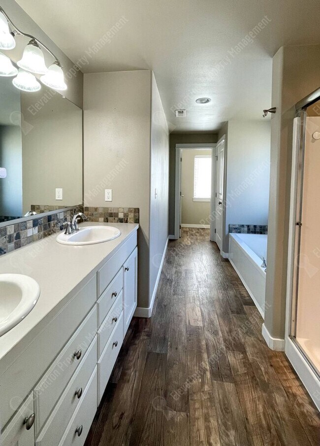 Building Photo - Rare 5 BR home in Southwest Redmond