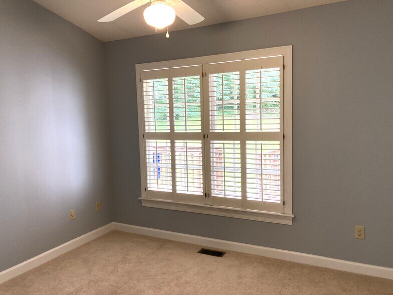 Additional spacious room for an office or den - 1243 Cranebridge Pl