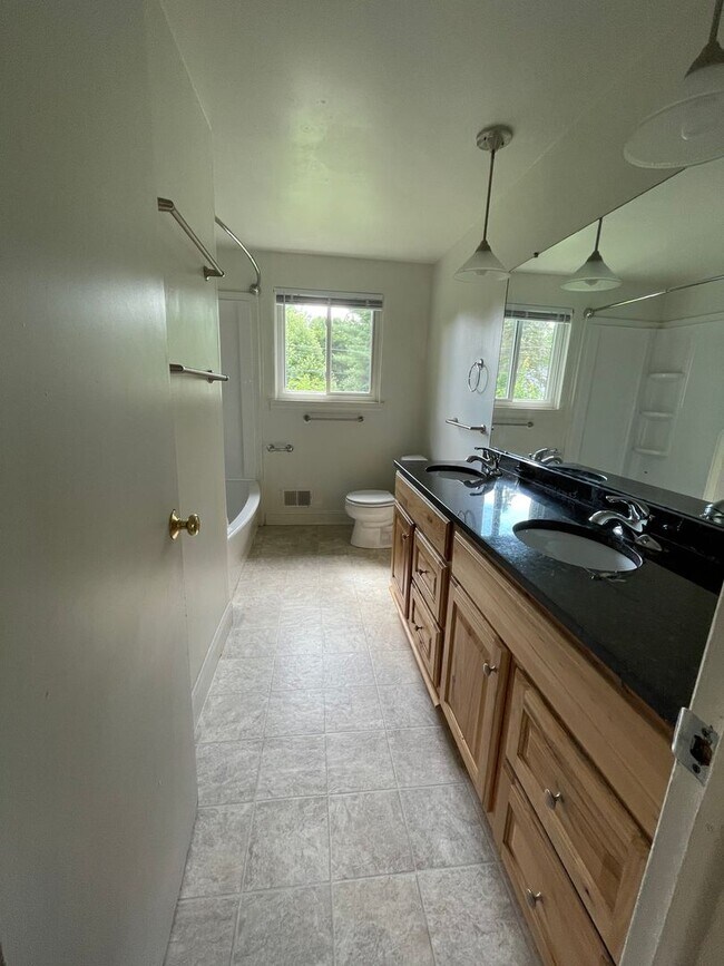 Building Photo - Beautiful 4 Bedroom Home in Ypsilanti! - F...