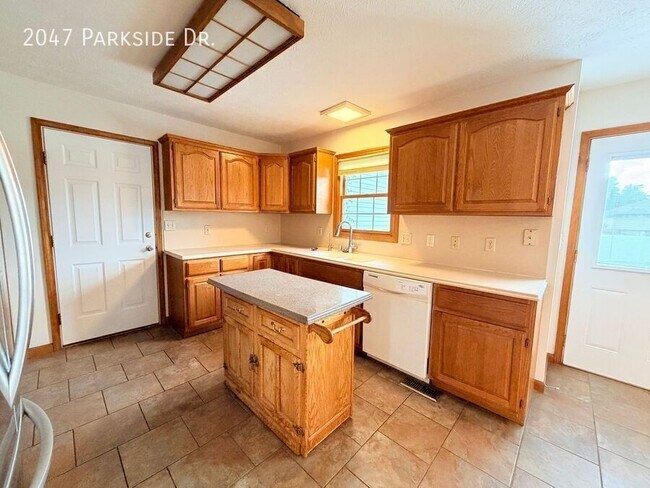 Building Photo - 2047 Parkside Dr