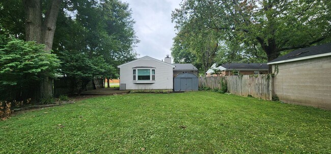 Building Photo - Check This One OUT!! To View is to Rent! 3 Bedroom, 1 Bath. Hardwood Floors, Tile and Newer Carpe...