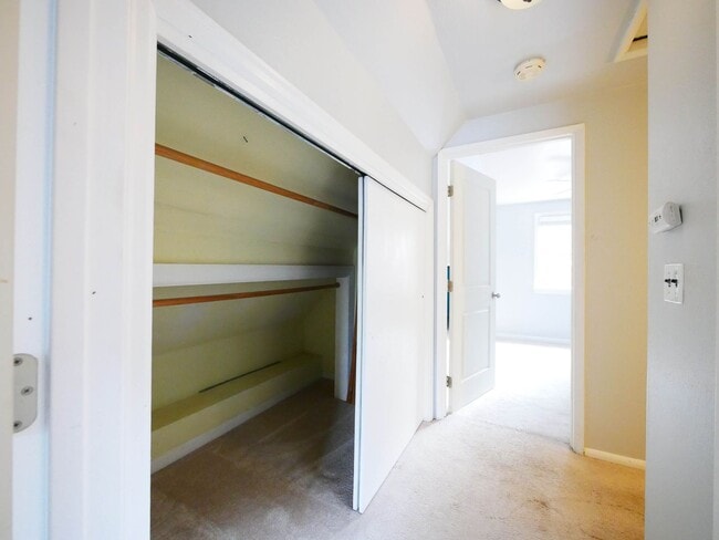 Building Photo - 5 BED & 2.5 BATH SINGLE FAMILY HOUSE FOR RENT