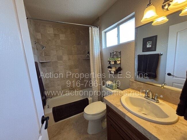 Building Photo - Gorgeous Villa - 3 Bed, 2.5 Bath - Beautiful Views - Highly Desirable Neighborhood!